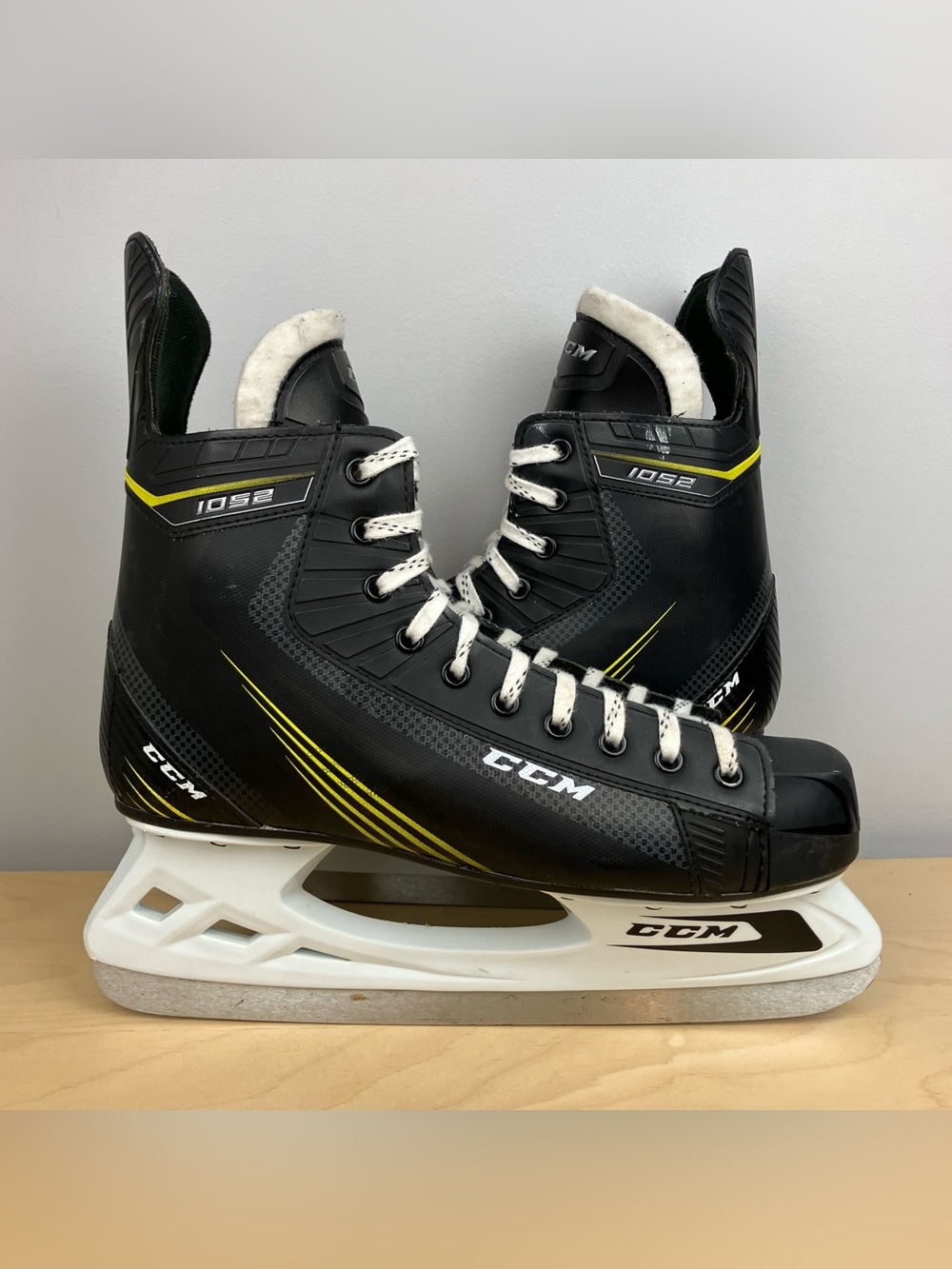 CCM 1052 Men’s Adult Size 12.0 Ice Hockey Skates Black & White (EU47)